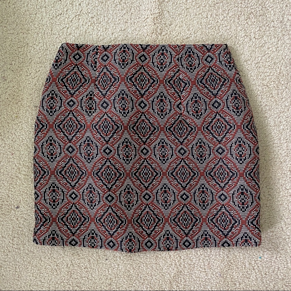 Geometric patterned mini skirt